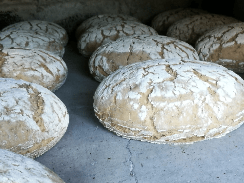 Sauerteigbrot beim Backen im Holzofen.